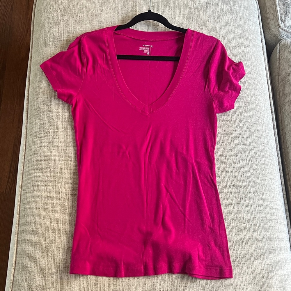 Old Navy Short Sleeve Perfect V-neck T-shirt in Hot Pink. Size XL